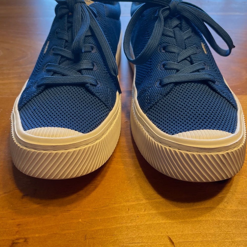 Cariuma 40 Ocean Limited Edition Women's 8 Sneakerss